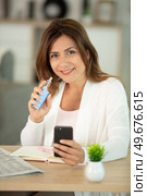 happy woman is smoking an electronic cigarette. Стоковое фото, агентство Ingram Publishing / Фотобанк Лори
