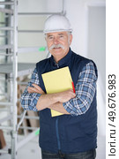 senior engineer builder looking at camera. Стоковое фото, агентство Ingram Publishing / Фотобанк Лори