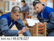 man trying to fix a chair. Стоковое фото, агентство Ingram Publishing / Фотобанк Лори