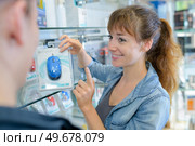 young man purchasing a mouse in electronics store. Стоковое фото, агентство Ingram Publishing / Фотобанк Лори