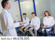 a male teacher give a lesson. Стоковое фото, агентство Ingram Publishing / Фотобанк Лори
