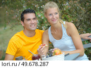 couple on vacation having outdoor breakfast. Стоковое фото, агентство Ingram Publishing / Фотобанк Лори