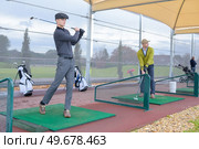 two men trying the golf. Стоковое фото, агентство Ingram Publishing / Фотобанк Лори