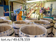 wood barrels production cooper using hammer and tools in workshop. Стоковое фото, агентство Ingram Publishing / Фотобанк Лори