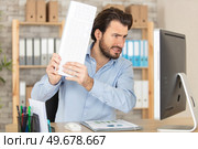extremely angry businessman smashing his computer. Стоковое фото, агентство Ingram Publishing / Фотобанк Лори