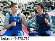 workers having a break at a scrapyard. Стоковое фото, агентство Ingram Publishing / Фотобанк Лори