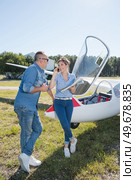 couple of lovers having a rest during charter airplane excursion. Стоковое фото, агентство Ingram Publishing / Фотобанк Лори