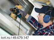 worker in the workshop cuts wall with circular saw. Стоковое фото, агентство Ingram Publishing / Фотобанк Лори