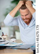 businessman stressed and overworked yelling in office. Стоковое фото, агентство Ingram Publishing / Фотобанк Лори