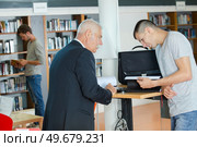 meeting in the library. Стоковое фото, агентство Ingram Publishing / Фотобанк Лори