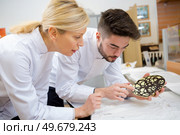 portrait of confectioner working in shop. Стоковое фото, агентство Ingram Publishing / Фотобанк Лори
