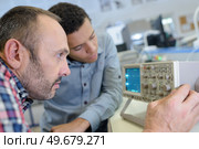 worker setting up ultrasonic reader. Стоковое фото, агентство Ingram Publishing / Фотобанк Лори
