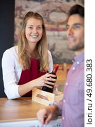 a happy experienced sommelier woman. Стоковое фото, агентство Ingram Publishing / Фотобанк Лори