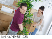 couple moving into new home and unpacking boxes. Стоковое фото, агентство Ingram Publishing / Фотобанк Лори