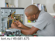 a computer repairman examining cables. Стоковое фото, агентство Ingram Publishing / Фотобанк Лори