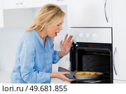 kitchen burn on hand caused by heating oven. Стоковое фото, агентство Ingram Publishing / Фотобанк Лори