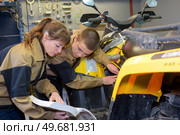 two workers checking quad vehicule. Стоковое фото, агентство Ingram Publishing / Фотобанк Лори