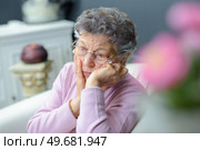 Forlorn elderly lady sitting alone. Стоковое фото, агентство Ingram Publishing / Фотобанк Лори