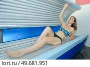 getting an artificial sun tan. Стоковое фото, агентство Ingram Publishing / Фотобанк Лори