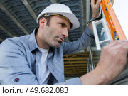 glazier is using a spirit level. Стоковое фото, агентство Ingram Publishing / Фотобанк Лори