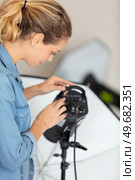 photographer woman with wide range of different lighting equipment flash. Стоковое фото, агентство Ingram Publishing / Фотобанк Лори