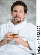 guy in a bathrobe holding a cup. Стоковое фото, агентство Ingram Publishing / Фотобанк Лори