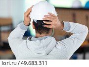 rear view of male builder construction worker. Стоковое фото, агентство Ingram Publishing / Фотобанк Лори