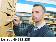 man opening drawer in stock room. Стоковое фото, агентство Ingram Publishing / Фотобанк Лори