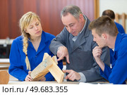 beam maker artisan and his apprentices. Стоковое фото, агентство Ingram Publishing / Фотобанк Лори