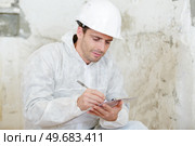 a handyman with a clipboard. Стоковое фото, агентство Ingram Publishing / Фотобанк Лори
