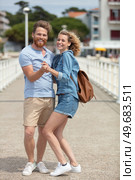 happy loving couple posing on a pier. Стоковое фото, агентство Ingram Publishing / Фотобанк Лори
