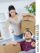 angry woman shouting at the lazy man. Стоковое фото, агентство Ingram Publishing / Фотобанк Лори