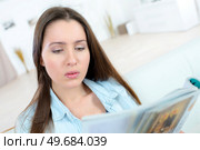 a young lady reading magazine. Стоковое фото, агентство Ingram Publishing / Фотобанк Лори