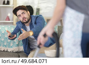 man and woman arguing about cleaning tasks. Стоковое фото, агентство Ingram Publishing / Фотобанк Лори