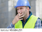 male builder smoking a cigarette. Стоковое фото, агентство Ingram Publishing / Фотобанк Лори