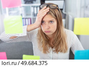 overworked woman surrounded by reminder sticky notes. Стоковое фото, агентство Ingram Publishing / Фотобанк Лори