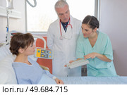 nurse and doctor showing patient medicine dose box. Стоковое фото, агентство Ingram Publishing / Фотобанк Лори