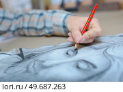a female artist sketching face. Стоковое фото, агентство Ingram Publishing / Фотобанк Лори