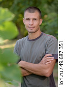 handsome man smiling in the park. Стоковое фото, агентство Ingram Publishing / Фотобанк Лори