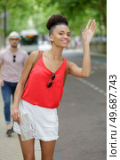 woman looking for a taxi in new york city. Стоковое фото, агентство Ingram Publishing / Фотобанк Лори