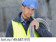 an electrician technician holding cables. Стоковое фото, агентство Ingram Publishing / Фотобанк Лори