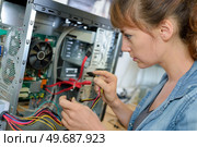 close up of the woman assembler. Стоковое фото, агентство Ingram Publishing / Фотобанк Лори