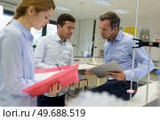 teacher talking to students in science lab. Стоковое фото, агентство Ingram Publishing / Фотобанк Лори