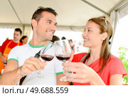 man and woman tossing wine. Стоковое фото, агентство Ingram Publishing / Фотобанк Лори