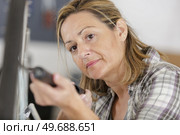 mature woman pumping on a bicycle wheel. Стоковое фото, агентство Ingram Publishing / Фотобанк Лори