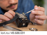 clockmaker repairing a wrist watch. Стоковое фото, агентство Ingram Publishing / Фотобанк Лори