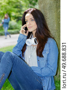 young woman phoning in the park. Стоковое фото, агентство Ingram Publishing / Фотобанк Лори