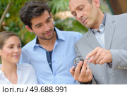 a man is showing something. Стоковое фото, агентство Ingram Publishing / Фотобанк Лори