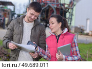saleswoman try to sell new tractor to winemaker. Стоковое фото, агентство Ingram Publishing / Фотобанк Лори