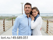 loving cuople on a bridge. Стоковое фото, агентство Ingram Publishing / Фотобанк Лори